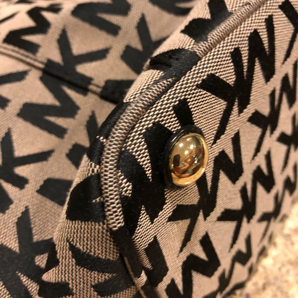 Michael Kors Large Tote - Picture 8 of 8